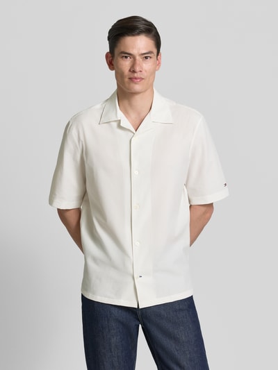 Männermodel trägt Relaxed Fit Freizeithemd aus Seersucker-Material von Tommy Hilfiger, Optik:Allover-Muster, Passform:Relaxed-Fit, Ärmelform:Kurzarm, Materialverarbeitung:Seersucker, Ganzkörperansicht von vorne.