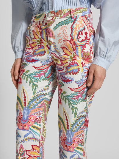 Kobiece model prezentuje Caprihose im Allover-Look od Milano Italy, bawełna ze stretchem, flared cut, kolorowy wzór, z kieszeniami, szerokość w rozmiarze 36: 37 cm, długość wewnętrzna nogawki w rozmiarze 36: 67 cm, zbliżenie na dolną część tułowia.