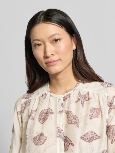 Frauenmodel trägt Bluse mit Kimonoärmeln Modell 'DISCO' von Marella in Creme mit Muschelprint, Knopfleiste, Rundhalsausschnitt, Raglanärmel, Nahaufnahme Oberkörper.