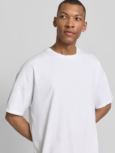 Männermodel trägt T-Shirt mit Rundhalsausschnitt Modell 'FIZVALLEY' von American Vintage, weiße Baumwolle, Loose Fit, Nahaufnahme Oberkörper