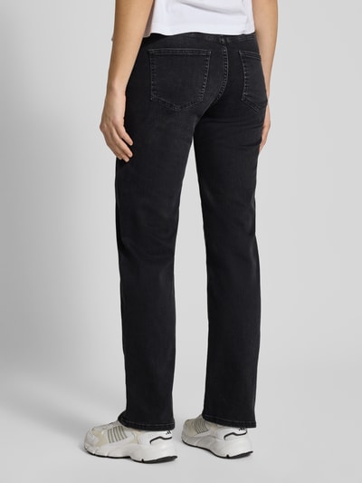Frauenmodel trägt Straight Fit Jeans im 5-Pocket-Design von Review aus elastischem Baumwoll-Mix, schwarze Farbe, Ganzkörperansicht Rückansicht.