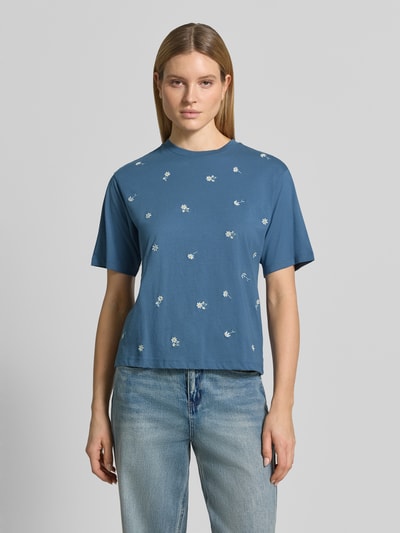 Frauenmodel trägt T-Shirt mit 1/2-Arm von Jake*s Casual aus blauer Baumwolle, locker geschnitten, Rundhalsausschnitt, Ganzkörperansicht von vorne.