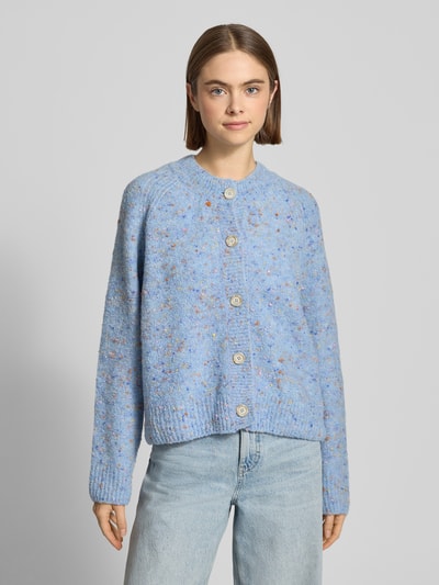 Vrouwenmodel draagt Oversized Strickjacke aus Schurwoll-Mix van Marc O'Polo, meerkleurig, effen look, abstract motief, geribd, knoopsluiting, ronde hals, lange mouwen, geribde zoom, knitwear, scheerwolmix, vooraanzicht bovenlijf.