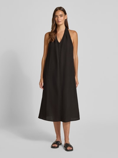 Frauenmodel trägt Midikleid aus Viskose-Mix mit Leinen-Anteil Modell 'Qudia' von Someday, Loose-Fit, Schwarz, V-Ausschnitt, Neckholder, Ganzkörperansicht von vorne. Damen Midikleid, Rückenlänge 116 cm, Brustweite 48 cm, seitlicher Nahtreißverschluss.