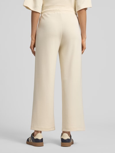 Männermodel trägt Wide Leg Sweatpants mit elastischem Bund von Soyaconcept, mieszanka materiałów z domieszką modalu, elastyczny pas, tunel, spodnie z szerokimi nogawkami, widok całej sylwetki z tyłu.