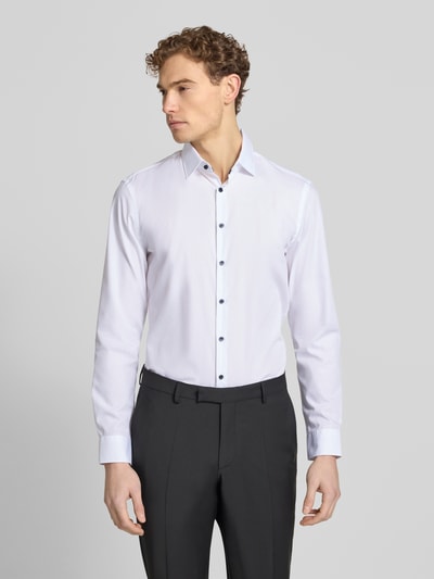 Männermodel trägt Slim Fit Business-Hemd mit Kentkragen von Jake*s, reine Baumwolle, Knopfleiste, Ganzkörperansicht von vorne. Rückenlänge 78 cm, Schulterbreite 47 cm, Ärmellänge 63 cm, Größe 39/40, weißes Hemd, glatte Textur.