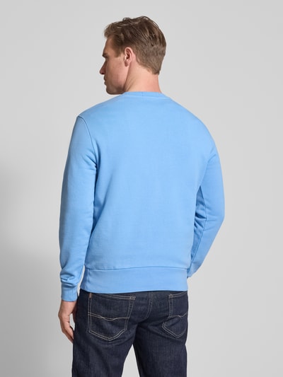 Männermodel trägt Relaxed Fit Sweatshirt aus reiner Baumwolle von Polo Ralph Lauren, Optik: Unifarben, Ganzkörperansicht Rückansicht