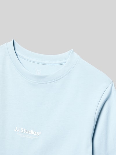 Produktfoto, hellblaues Kinder T-Shirt aus reiner Baumwolle Modell 'SOHO' von JACK & JONES mit Rundhalsausschnitt, Statement-Print, gerade Passform, weiche glatte Oberfläche, Rückenlänge bei Größe 140: 49 cm.