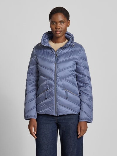 Vrouwenmodel draagt Steppjacke mit Stehkragen und Reißverschlusstaschen van Christian Berg Woman Selection in blauw, regular fit, zakken met rits, vooraanzicht van het hele lichaam, ruglengte 61 cm, schouderbreedte 42 cm, borstwijdte 51 cm, mouwlengte 58 cm.