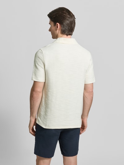 Męski model nosi Regular Fit Poloshirt mit Polokragen Modell 'SAMAC' od Samsøe Samsøe, prosty krój, krótkie rękawy, widok całej sylwetki od tyłu.
