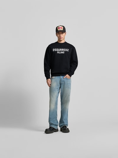 Männermodel trägt Cool Fit Sweatshirt aus reiner Baumwolle von Dsquared2 in Schwarz mit Label-Print, Stehkragen und elastischen Abschlüssen, Ganzkörperansicht von vorne.