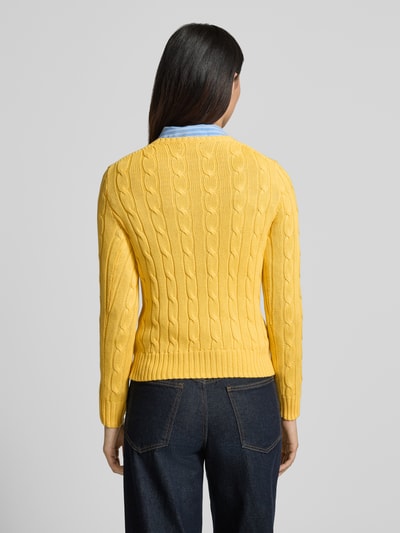 Frauenmodel trägt Regular Fit Strickpullover aus reiner Baumwolle Modell 'JULIANNA-LONG' von Polo Ralph Lauren, Optik: Unifarben, Zopfmuster, gelb, Kragenform: Crew Neck, Langarm, gerippter Rumpfabschluss, Materialverarbeitung: Strick, Ganzkörperansicht Rückansicht.