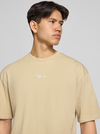 Männermodel trägt Oversized Herren T-Shirt von Pegador aus Reine Baumwolle, Rundhalsausschnitt, 1/2-Arm, Modell 'Towson', Nahaufnahme Oberkörper.