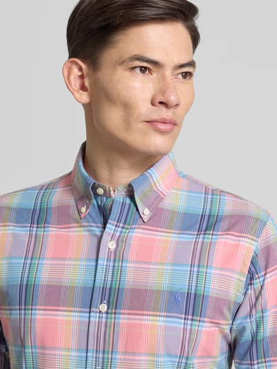 Männermodel trägt Custom Fit Freizeithemd mit Button-Down-Kragen von Polo Ralph Lauren, bunt kariert, Reine Baumwolle, Nahaufnahme Oberkörper. Rückenlänge 82 cm, Schulterbreite 44 cm, Ärmellänge 65 cm, Knopfleiste, Label-Stitching.