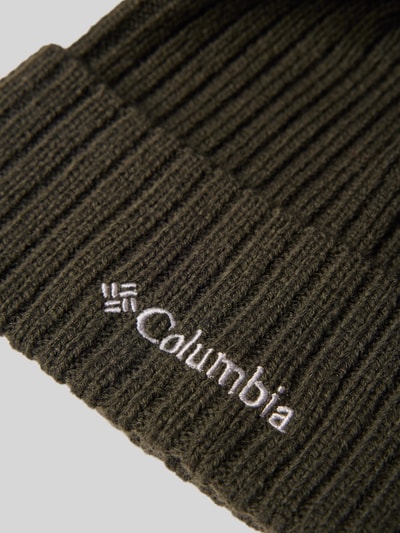 Produktfoto, dunkelgrüne Mütze in Strick-Optik Modell 'COLUMBIA' von Columbia mit weißem Logo-Detail und fixiertem Saum, strukturierte Rippen.