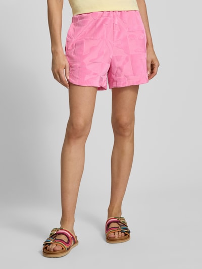 Frauenmodel trägt Bermudas mit elastischem Bund Modell 'NABI' von ICHI in Rosa, lockerer Schnitt, Baumwoll-Mix, Nahaufnahme Oberschenkel.