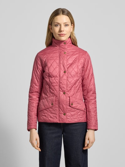 Frauenmodel trägt Regular Fit Steppjacke mit Stehkragen Modell 'FLYWEIGHT' von Barbour in Rosa, unifarben, Ganzkörperansicht von vorne.