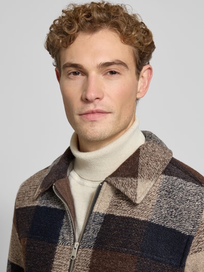 Männermodel trägt Regular Fit Jacke mit Woll-Anteil von MCNEAL, braun-beigefarben kariert, Material-Mix, Nahaufnahme Oberkörper.