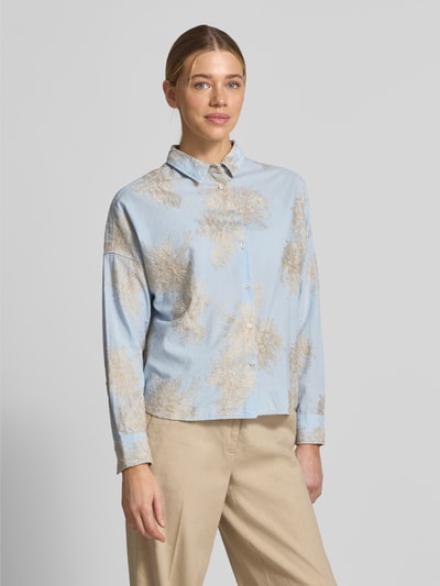Modelka kobieca nosi Regular Fit Bluse mit Stitchings Modell 'LUCY' od 0039 Italy, czysta bawełna, jasnoniebieska z beżowym wzorem, kołnierzyk koszulowy, długość tyłu w rozmiarze S: 67 cm, długość rękawa w rozmiarze S: 47 cm, krój regular fit; widok całego ciała z przodu.