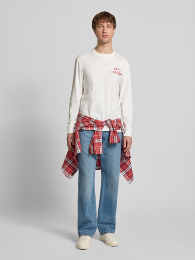 Männermodel trägt Straight Fit Jeans im 5-Pocket-Design Modell 'Live' von Levi's®, hellblau, reine Baumwolle, Ganzkörperansicht von vorne.