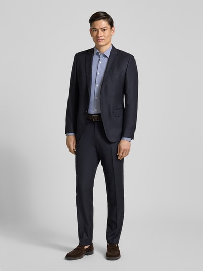 Männermodel trägt Slim Fit Businesshemd mit Kentkragen Modell 'P-HANK-K-261' von BOSS, Gitterkaro-Muster, Popeline, Ganzkörperansicht von vorne.