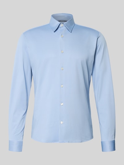 Produktfoto, hellblaues Slim Fit Businesshemd mit Kentkragen Modell 'ROAN' von BOSS, unifarbene Optik, glatte Textur, einreihige Knopfleiste