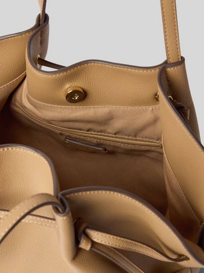Produktfoto, Handtasche mit Schulterriemen Modell 'Romina' von MANGO in Beige mit Hauptfach, Magnetverschluss, Innenfach, strukturierte Lederoptik, Breite 61 cm, Länge 28 cm, Tiefe 15 cm, Länge Schulterriemen 58 cm, Detailansicht Innenraum.