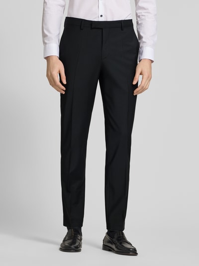 Männermodel trägt Slim Fit Anzughose mit Bügelfalten Modell 'Grant' von Pierre Cardin, schwarz, Material-Mix, Nahaufnahme Unterkörper.