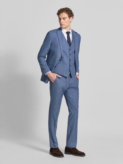 Männermodel trägt Regular Fit Weste mit Viskose-Anteil Modell 'Edgar' von DIGEL in Denim-Optik, Elastischer-Material-Mix, Ganzkörperansicht von vorne.