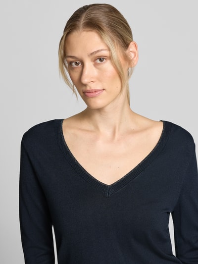 Frauenmodel trägt Slim Fit Longsleeve aus reine Viskose Modell 'Maglia Chiusa' von Liu Jo White, V-Ausschnitt, Nahaufnahme Oberkörper.