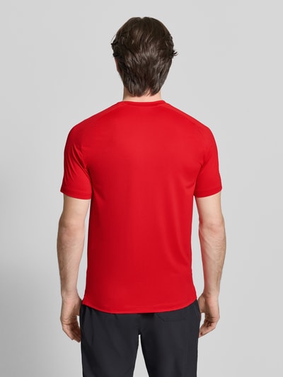 Männermodel trägt T-Shirt mit Label-Print von EA7 Emporio Armani in Rot, Material-Mix mit Stretch, Slim Fit, Rückenlänge 69 cm, Ganzkörperansicht Rückansicht