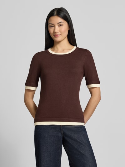 Vrouwenmodel draagt Slim Fit gebreid shirt uit Viscosemix van Christian Berg Woman, ronde hals, 2-in-1-look, donkerbruin-creme, halflange mouwen, ruglengte maat S 57 cm, mouwlengte maat S 29 cm, effen design, voorkant volledige lichaamsweergave