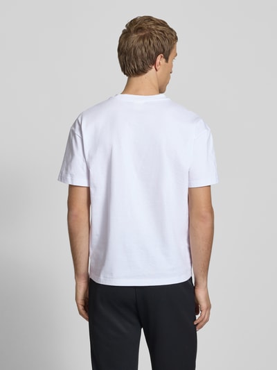 Männermodel trägt Regular Fit T-shirt mit gestikt logo van BLKVIS aus puur katoen met ronde hals, ruglengte maat M 62 cm, Ganzkörperansicht Rückansicht.