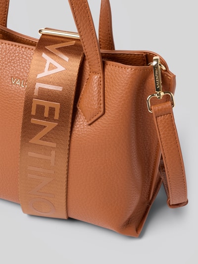 Produktfoto, torebka w stylu skóry model 'Fall' od Valentino Bags, kolor brązowy, logo, uchwyty, odpinany pasek, podzielona komora.