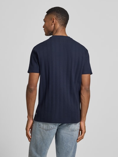 Męski model ma na sobie Regular Fit T-Shirt aus Baumwolle od Guess, bawełna, krój regular fit, granatowy, widok całej sylwetki z tyłu.