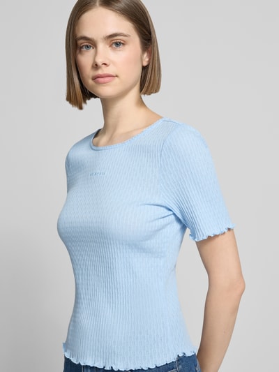 Frauenmodel trägt Damen T-Shirt mit Strukturmuster und Logo-Stitching Modell 'Lune' von OH APRIL in Blau, Ganzkörperansicht von vorne. Reine Baumwolle, Körpernaher-Schnitt, Rundhalsausschnitt mit Spitze, Muschelsaum, Rückenlänge bei Größe S: 50 cm.