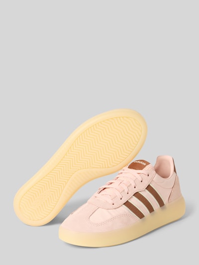 Produktfoto, Sneaker aus Leder-Textil-Mix Modell 'BARREDA DECODE' von adidas Sportswear in zartem Rosa mit beige-gelber Gummisohle, abgerundeter Spitze, Schnürung und typischen drei Streifen; schlichte Form, glatte Textur, Kontext: Damen Sneaker, Absatzhöhe 5 cm, Schafthöhe 7 cm, Schaftweite 6 cm.
