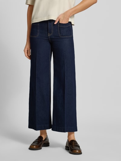 Frauenmodel trägt Wide Fit Jeans aus Baumwoll-Mix Modell 'Jessie' von MANGO in Dunkelblau mit aufgesetzten Taschen, Ganzkörperansicht von vorne.