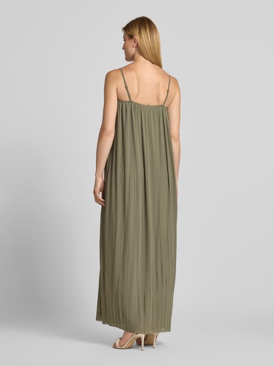 Frauenmodel trägt Maxikleid mit Karree-Ausschnitt von Jake*s Cocktail in Olivgrün mit Plisseefalten, gerader Schnitt, Ganzkörperansicht Rückansicht.