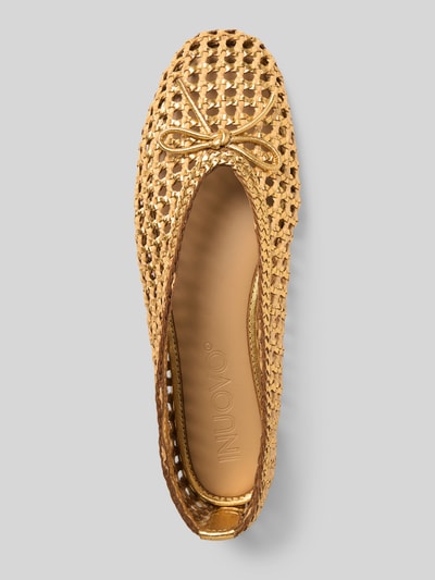 Produktfoto, Ballerinas aus Leder-Mix in Flecht-Optik von INUOVO in semitransparentem Design mit Zierschleife, glatter Sohle, abgerundeter Passform, Farbe Hellbraun, Absatzhöhe 1 cm, Schafthöhe 7 cm, Schaftweite 19 cm.