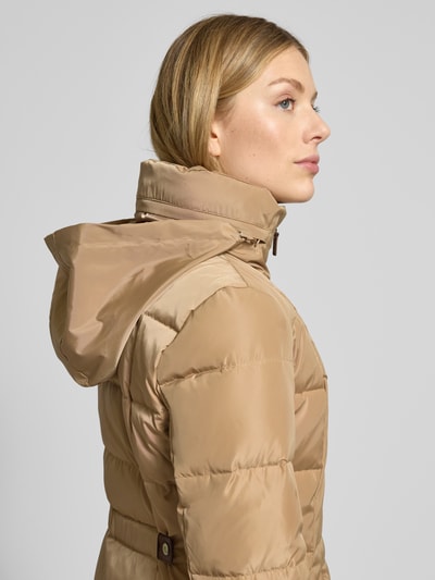 Kobieta nosi beżowy Steppmantel mit Stehkragen od Lauren Ralph Lauren, matowa tkanina, widok z profilu, zbliżenie na górną część.