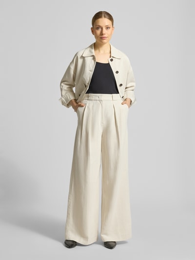 Frauenmodel trägt Loose Fit Weite Hose aus Viskose-Leinen-Mix von Marc O'Polo, Optik: Unifarben, Passform, High-Waist, Bundfalten, Eingrifftaschen, Webware, Ganzkörperansicht von vorne.