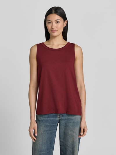 Vrouwenmodel draagt Regular Fit Trägertop aus katoenmix van s.Oliver RED LABEL in bordeauxrood, eenvoudige rechte vormen, gladde textuur, vooraanzicht van het gehele lichaam.