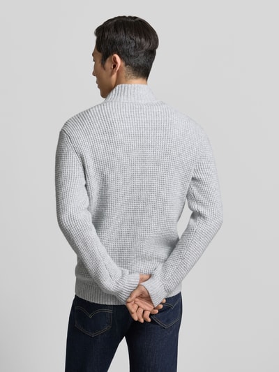 Männermodel trägt Regular Fit Strickjacke mit Woll-Anteil von Tom Tailor in grauer Melange-Optik, langer Arm, Stehkragen, Rückansicht.