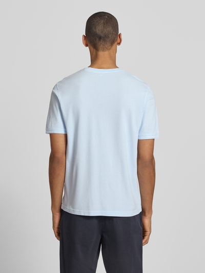 Męski model nosi Regular Fit T-Shirt mit Rundhalsausschnitt Modell 'Lao' von CINQUE, mieszanka bawełny, elastyczne zakończenia rękawów, długość tyłu w rozmiarze M 65 cm, jasny niebieski, proste kształty, gładka faktura, całkowity widok z tyłu.