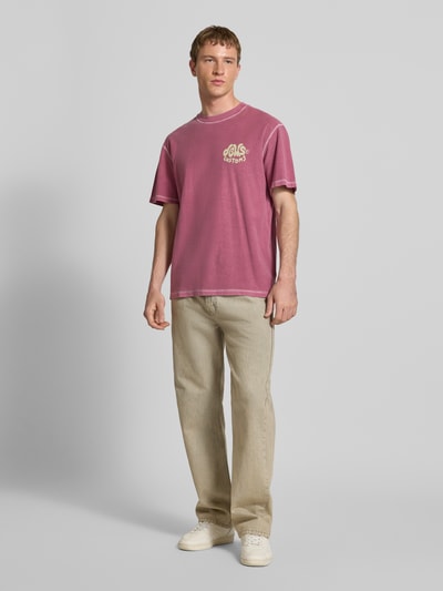 Männermodel trägt Loose Straight Fit Jeans im Used-Look Modell '565' von Levi's®, Herren, Reine Baumwolle, Ganzkörperansicht von vorne.