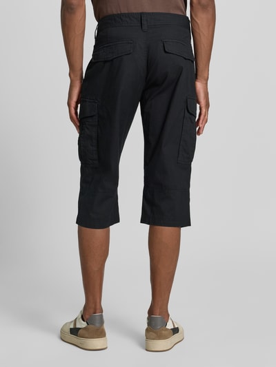 Männermodel trägt Relaxed Fit Cargoshorts aus Baumwoll-Mix von s.Oliver BLACK LABEL, Optik: Unifarben, Ganzkörperansicht Rückansicht.