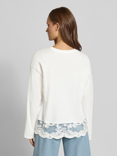 Vrouwenmodel draagt Regular fit shirt met lange mouwen van puur katoen model 'VIVVI' van ONLY, wit met kanten zoom, dames, geheel van achteren.