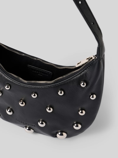 Produktfoto, Hobo Bag mit Applikationen Modell 'RYKER' von LIEBESKIND BERLIN, czarna skóra, aplikacje, główna przegroda z zamkiem błyskawicznym, pasek na ramię, wytłoczone logo, Szerokość w rozmiarze 1: 27 cm, długość w rozmiarze 1: 22 cm, głębokość w rozmiarze 1: 5 cm, długość paska na ramię w rozmiarze 1: 43 cm