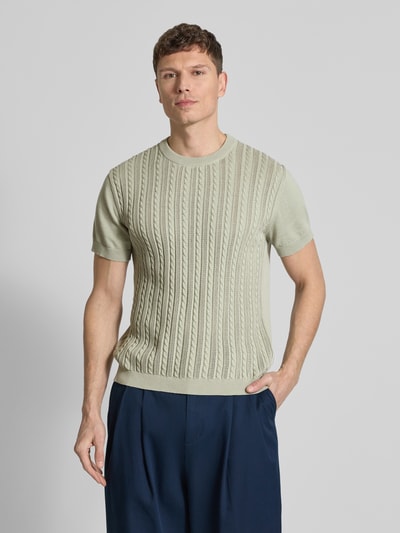 Männermodel trägt T-Shirt mit Zopfmuster von Lindbergh in Strick-Optik, Reine Baumwolle, Gerader-Schnitt, Rundhalsausschnitt, Ganzkörperansicht von vorne.